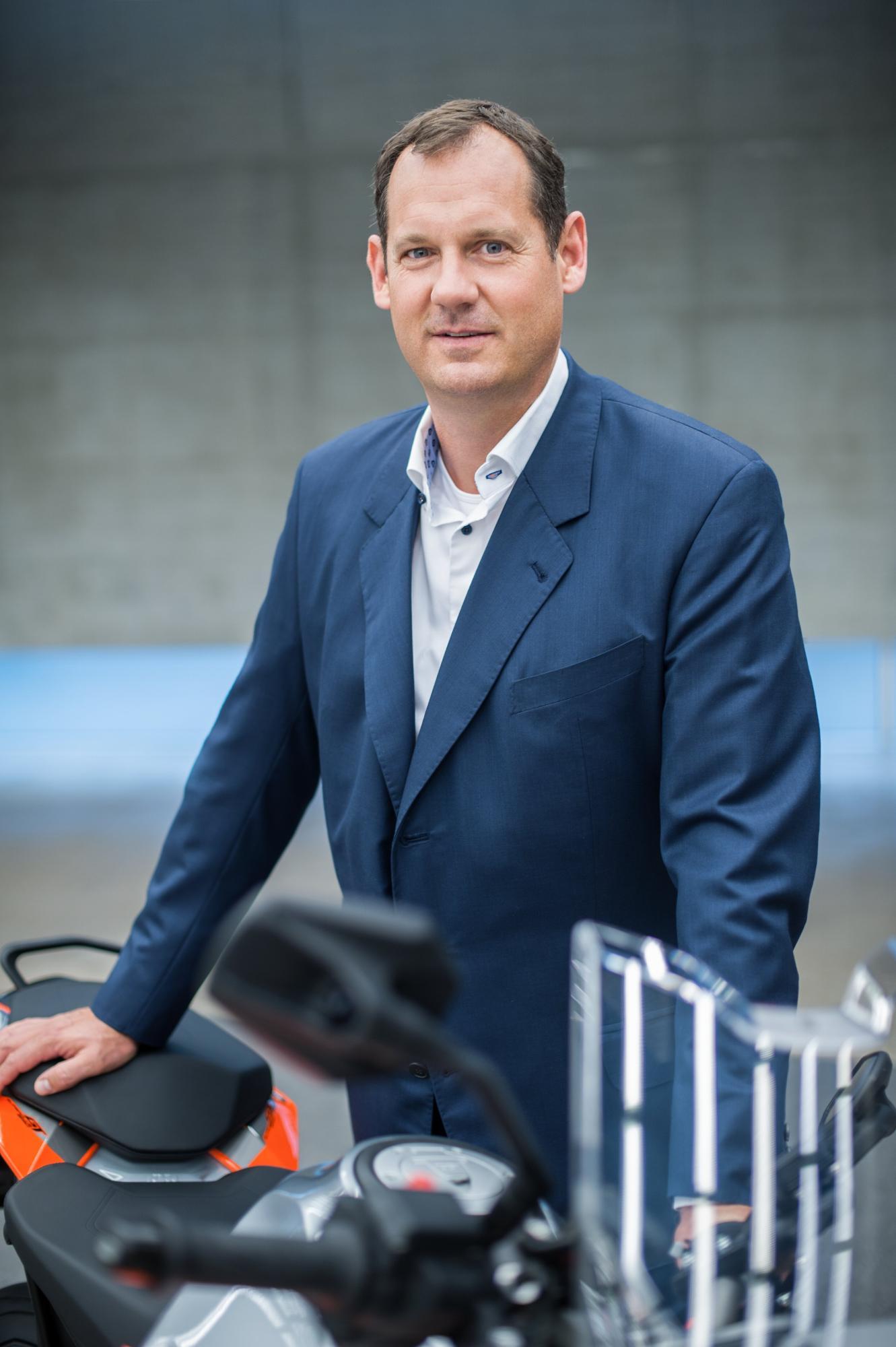Viktor Sigl ist Vorstandsmitglied beim Motorradhersteller KTM AG und verwaltet unter anderem die Personalagenden