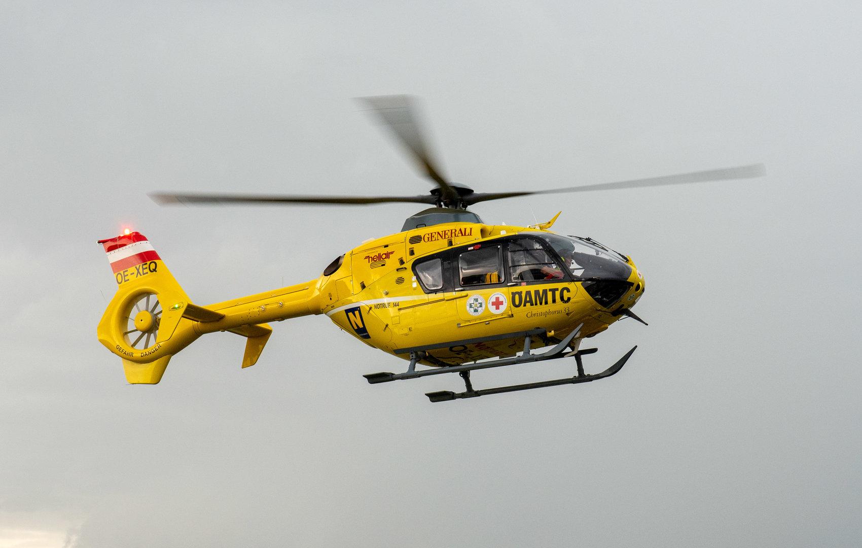 V avstrijskem Tirolu se je hudo poškodoval vajenec, nanj so padle steklene plošče