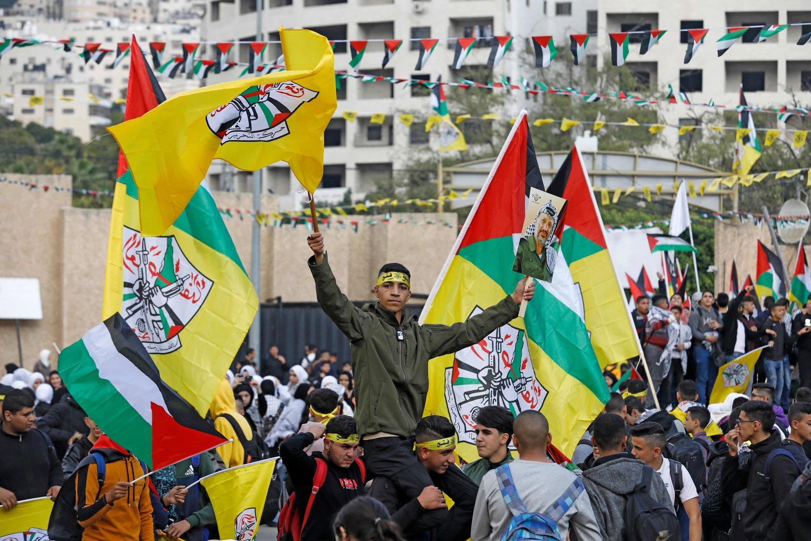 Eine Menschenmenge demonstriert mit palästinensischen Flaggen und Bildern von Jassir Arafat.