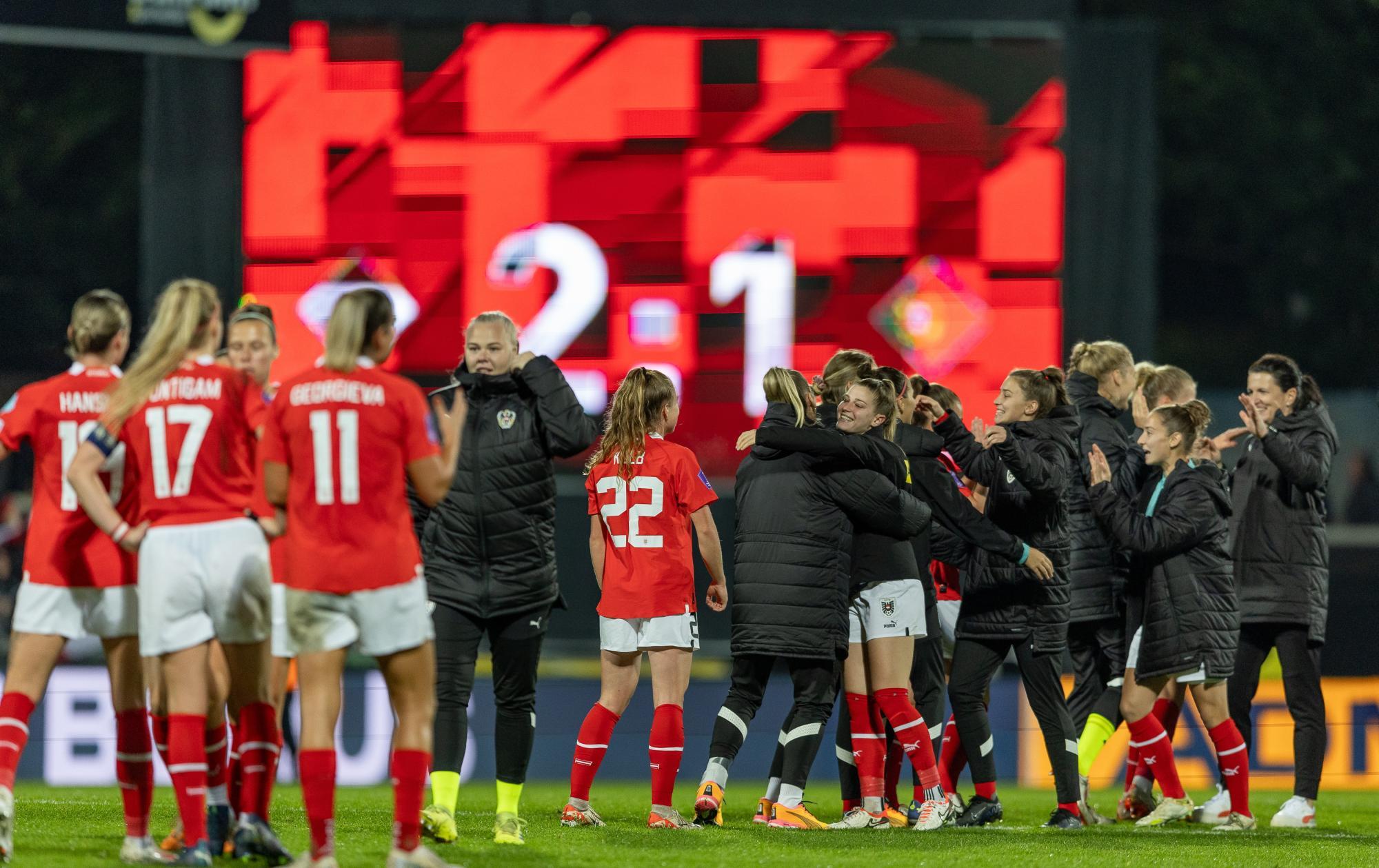 Österreichs Frauen siegten 2:1 durch einen kuriosen Treffer und ein Traumtor