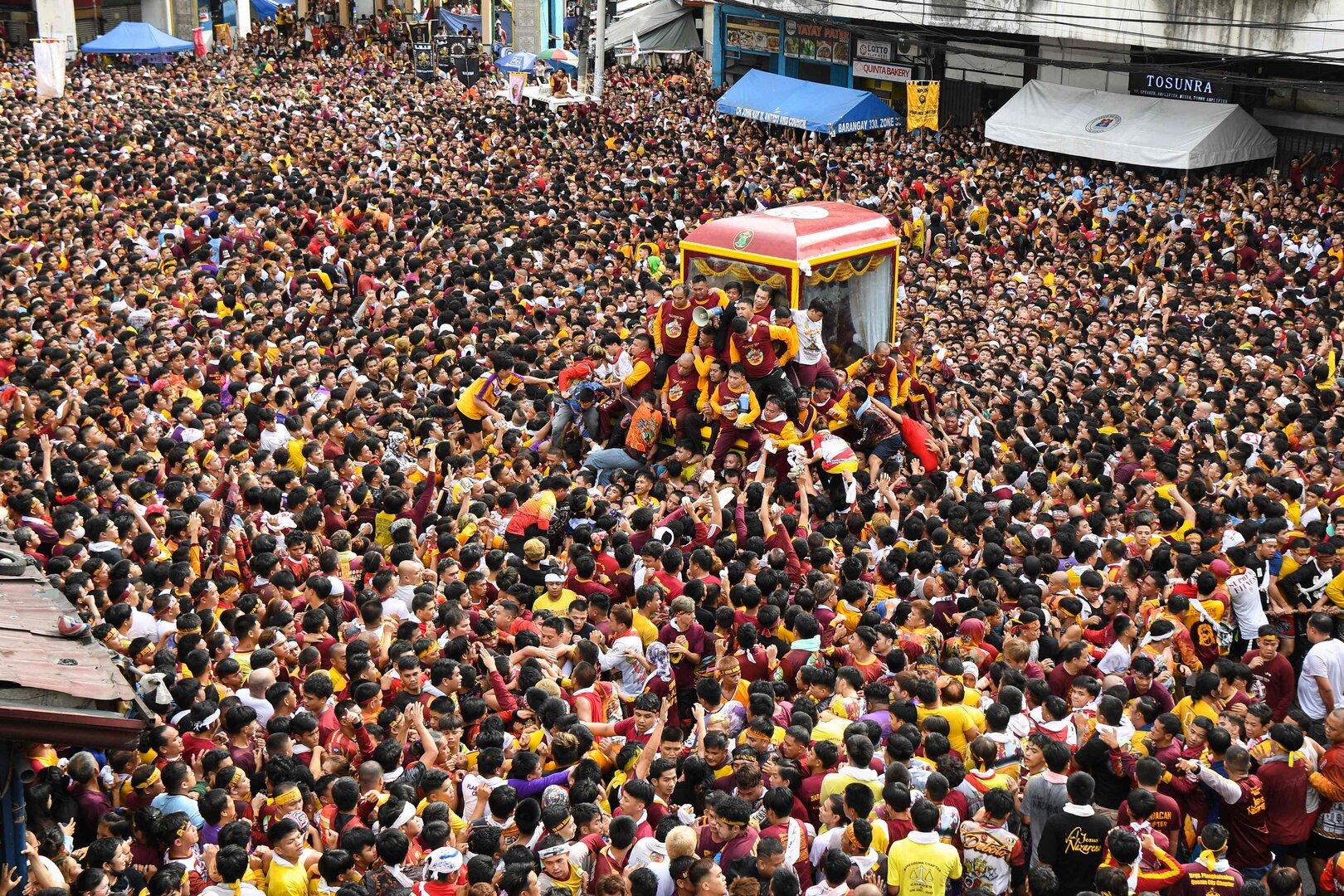 Barfuß: Philippinische Katholiken feiern Mega-Prozession