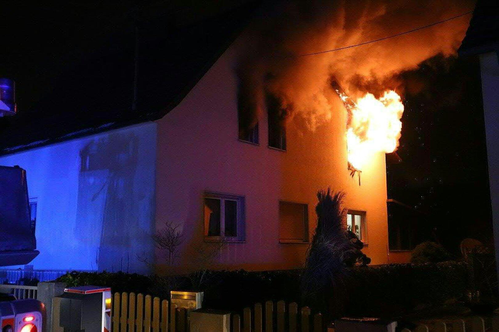 Geschwister bei Hausbrand eingeschlossen: Polizisten kamen mit Leiter zu Hilfe