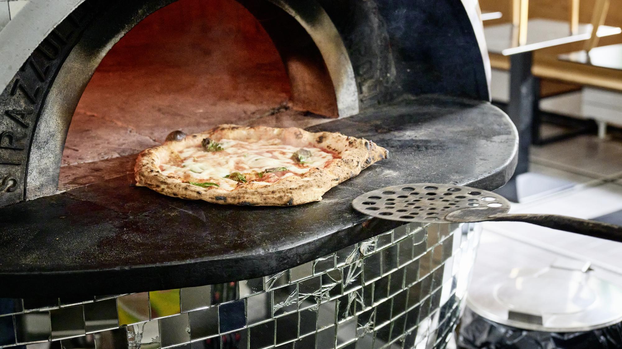 Umstrittene Pizzeria-Besitzerin nach Wirbel um Kommentar tot gefunden