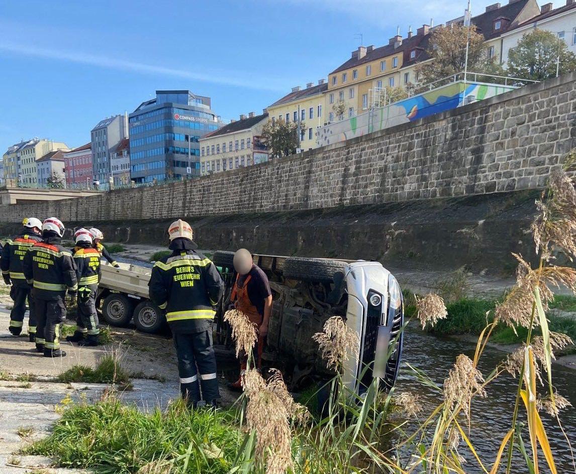 Auto stürzte in Wien-Meidling in Wienfluss: Lenker schwer verletzt