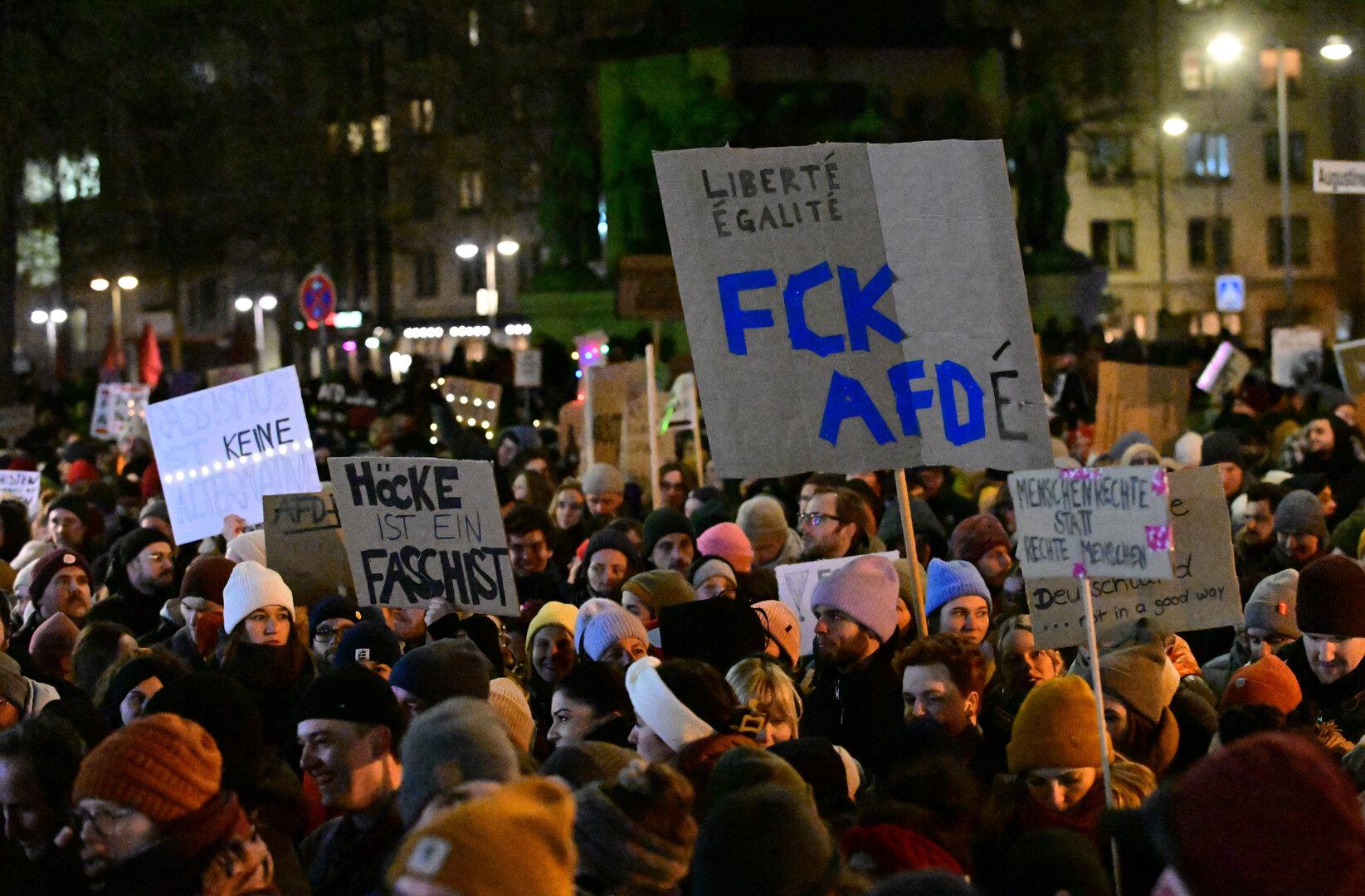 Zehntausende demonstrieren gegen die AfD