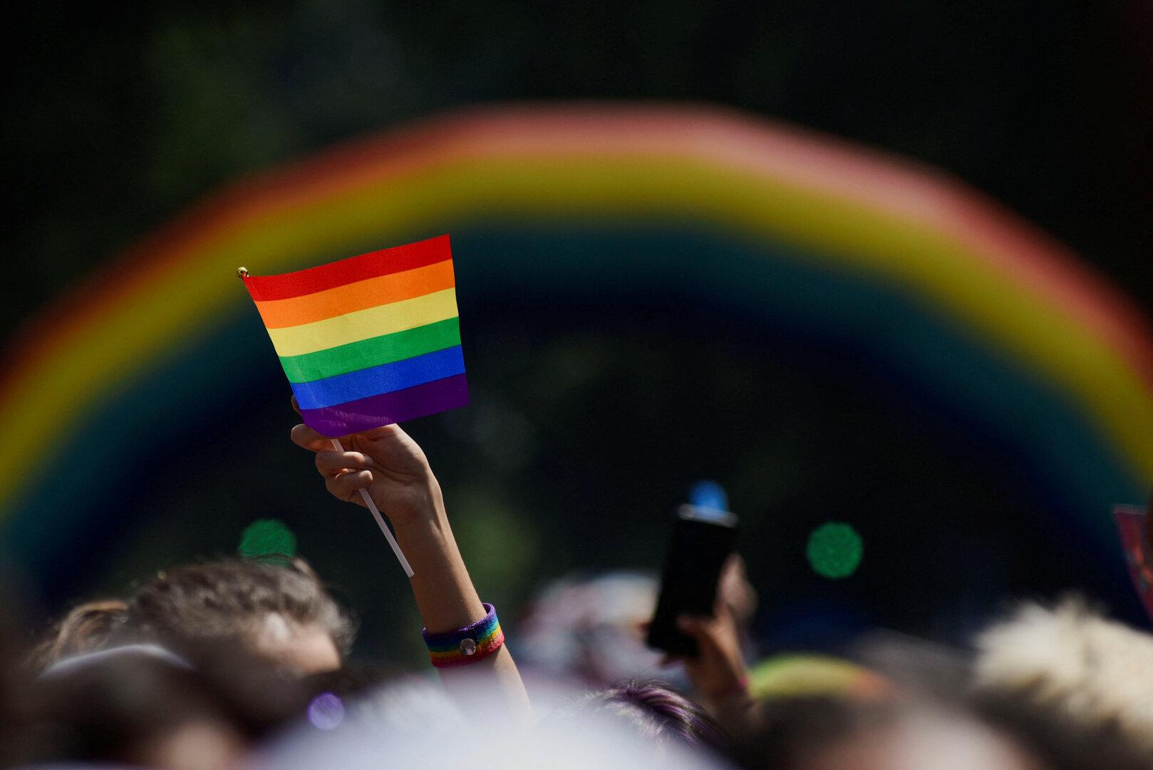 Prag: Zehntausende feiern bei Regenbogenparade