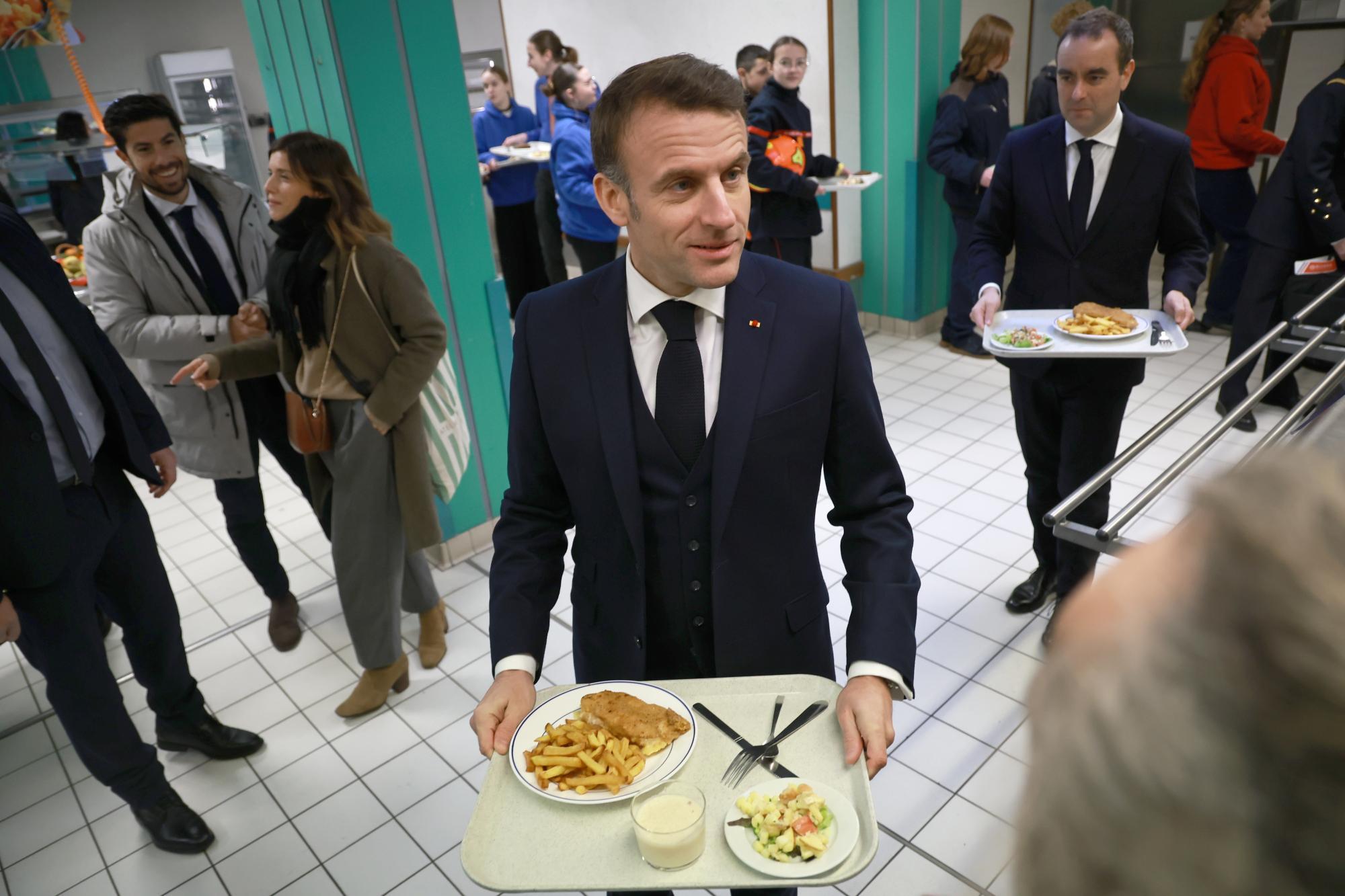 Französische Regierung will bis 2026 einheitliche Schuluniform