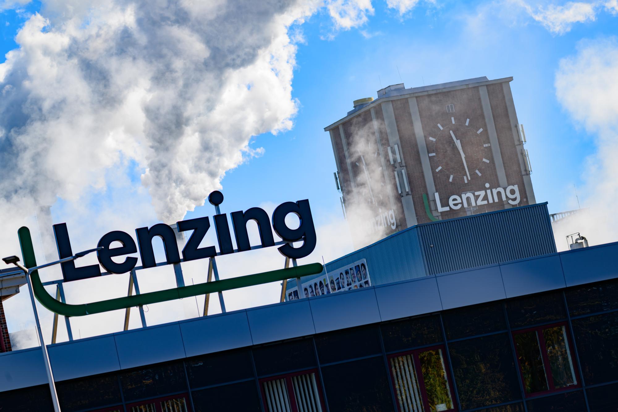 Lenzing schreibt fast eine halbe Milliarde Euro ab