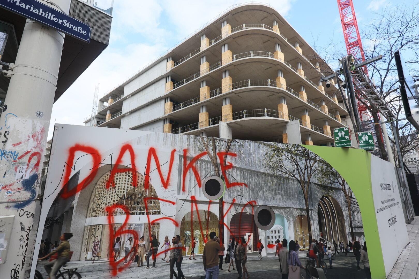 Eine Baustelle an der Mariahilfer Straße mit Graffiti auf der Bauzaun-Werbung.