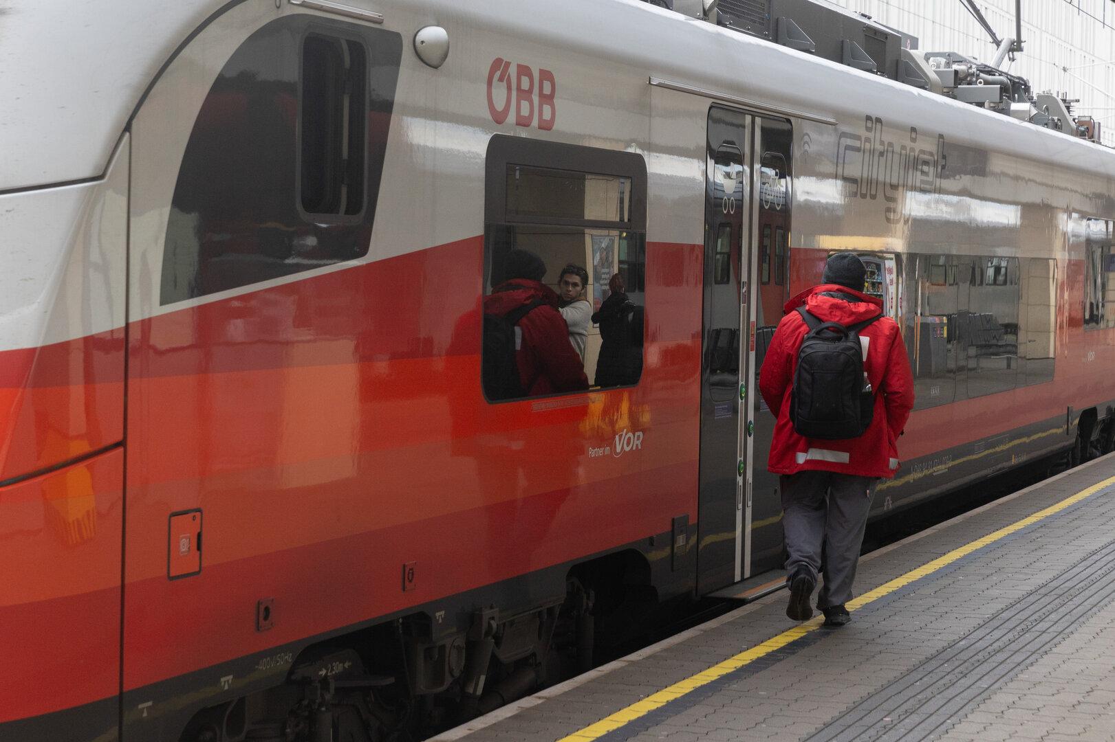 Fahrscheinkontrolle: 22-Jähriger attackierte Zugbegleiter im Waldviertel