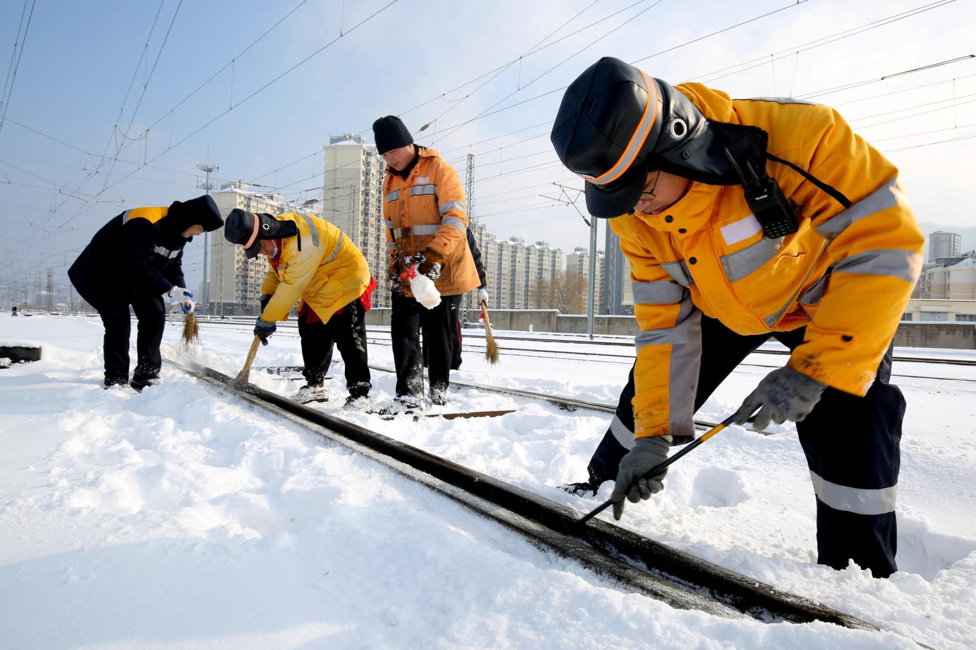 Viele Reisende durch Schnee vor chinesischem Neujahr gestrandet