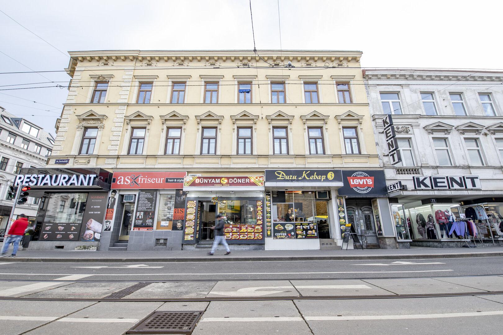 Auf der Thaliastraße reiht sich ein Restaurant und Kebab-Stand neben dem anderen.