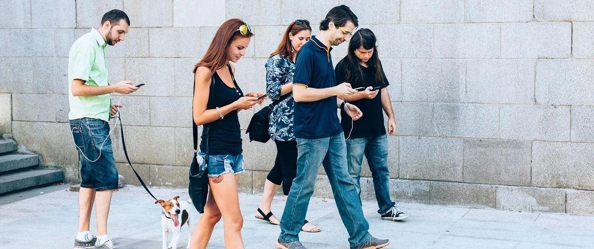Jugendliche nutzen seltener Social Media: Burschen zocken, Mädchen tratschen