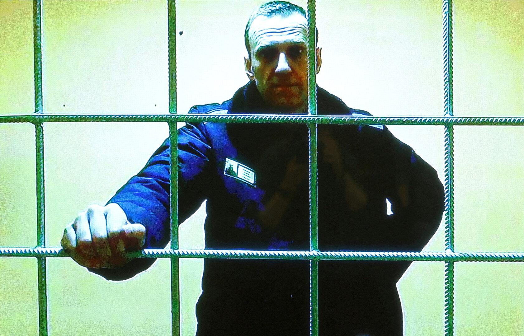 Alexei Nawalny hinter Gittern in einem Gerichtssaal.