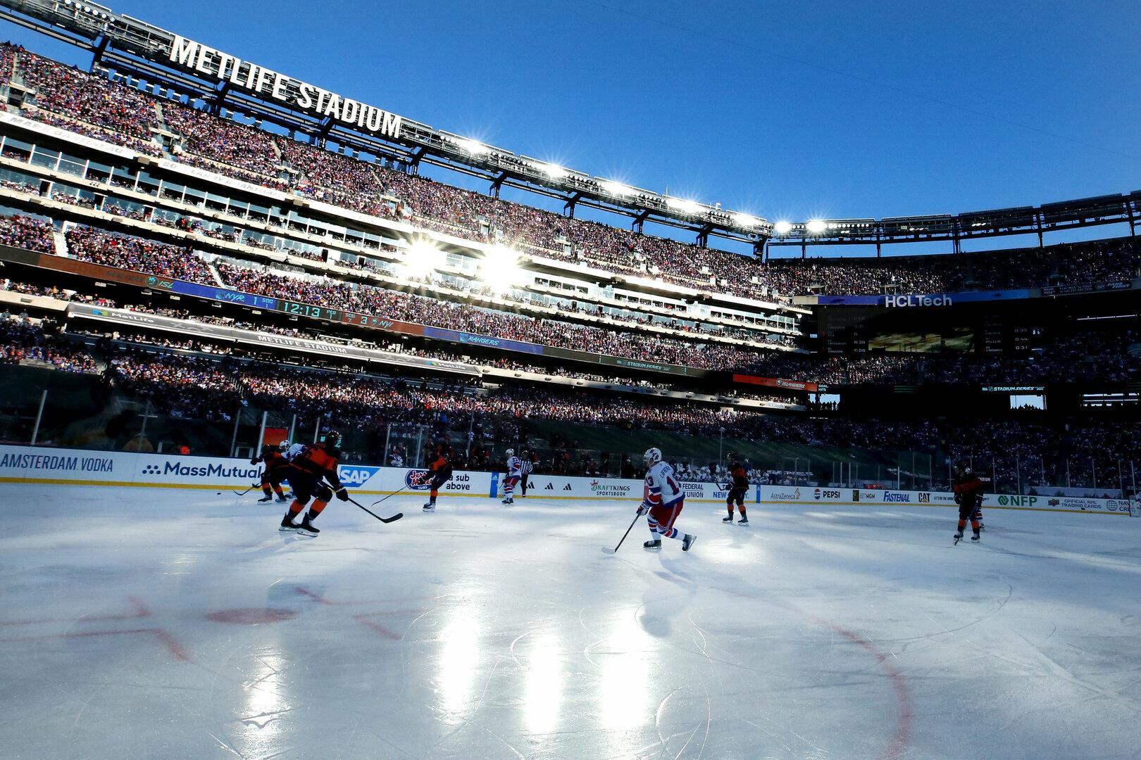 Spektakel in New York: 80.000 Fans beim Eishockey-Derby