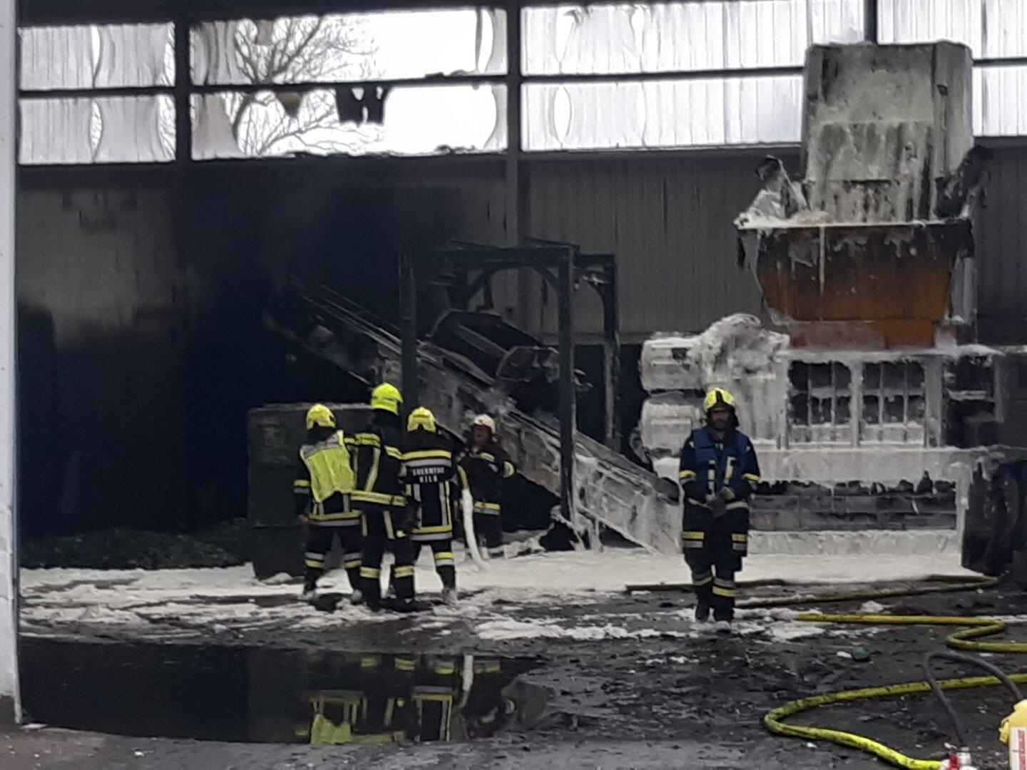 NÖ: Fünf Feuerwehren bekämpften Brand in Entsorgungsbetrieb