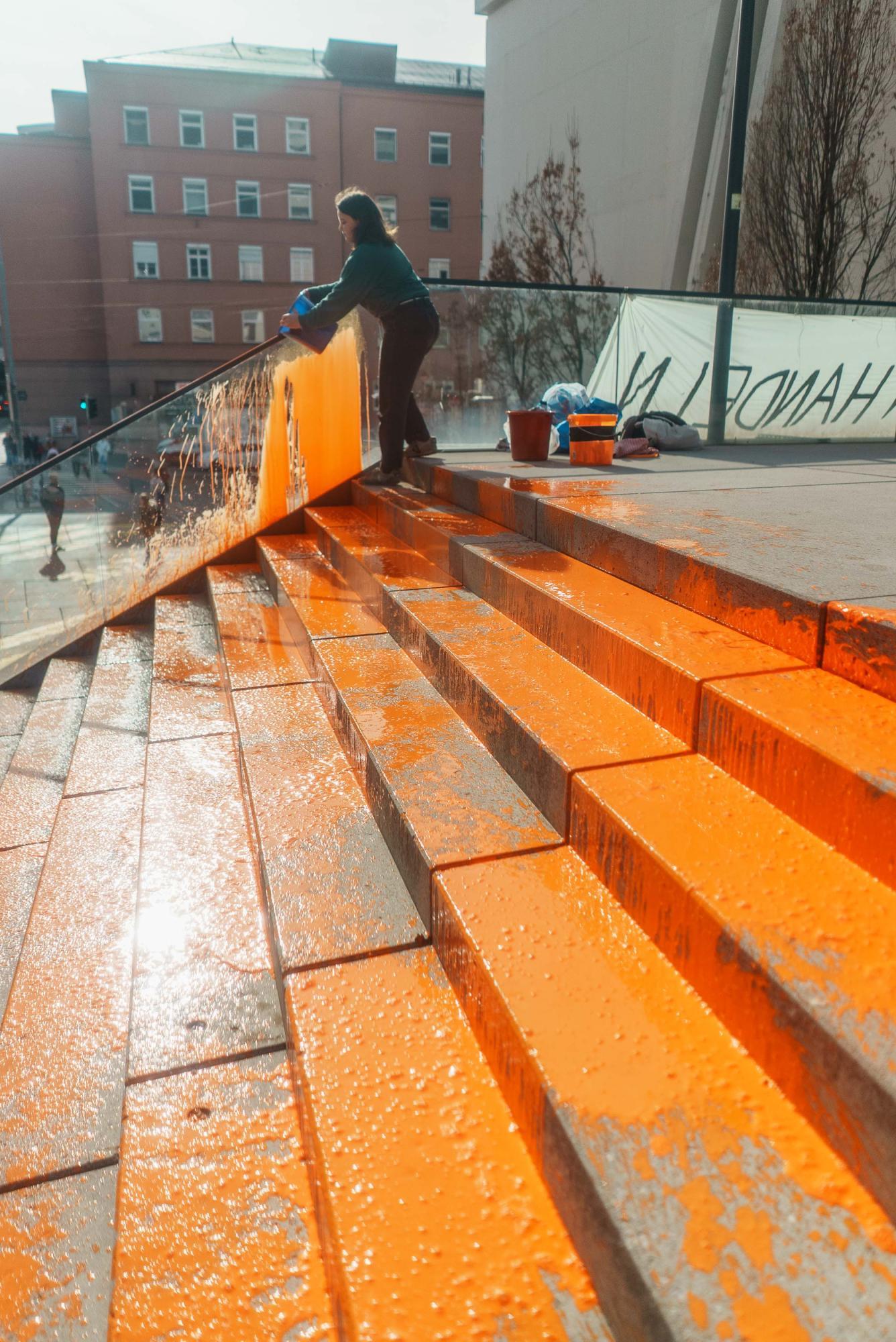 Klima-Aktivisten überschütteten Uni-Treppe mit oranger Farbe