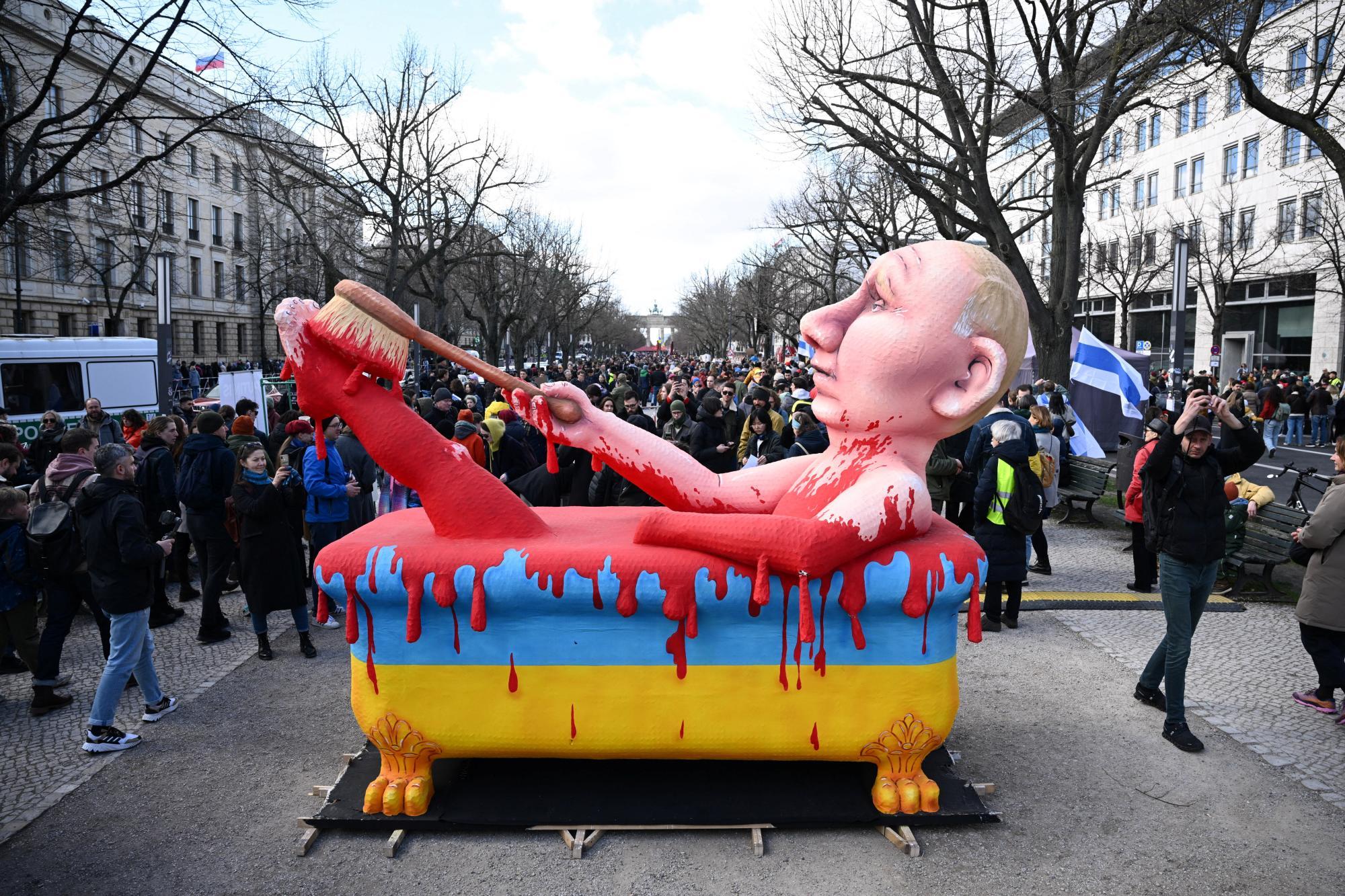 Protest gegen die Wiederwahl des amtierenden russischen Präsidenten Putin in Berlin.