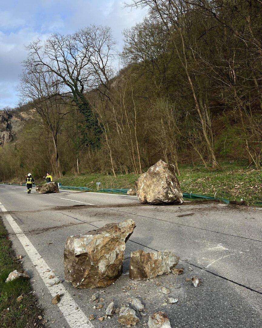 NÖ: Felsbrocken stürzten auf die Donauuferbundesstraße B33 ab