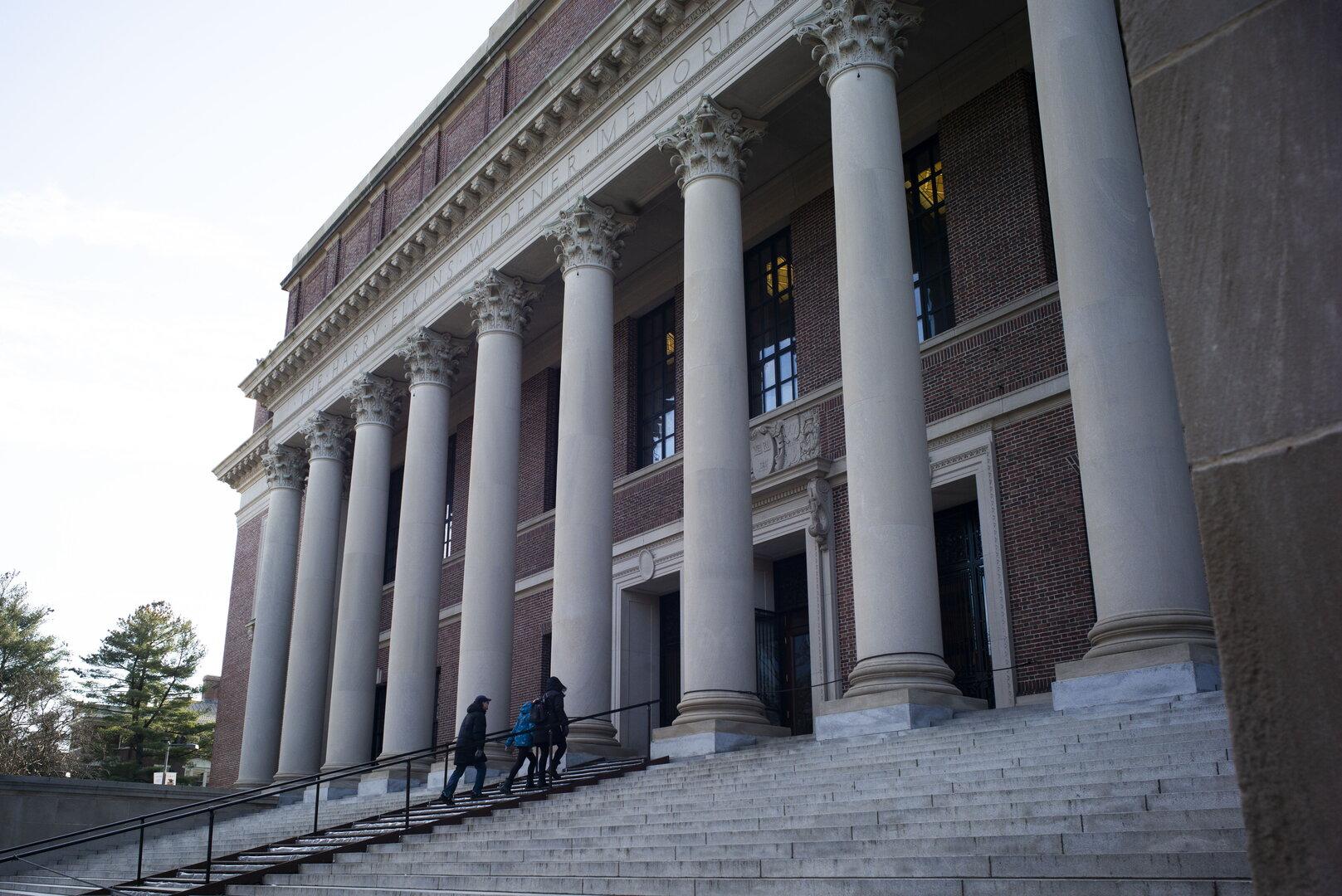 Uni Harvard entfernte Menschenhaut vom Einband eines Buches