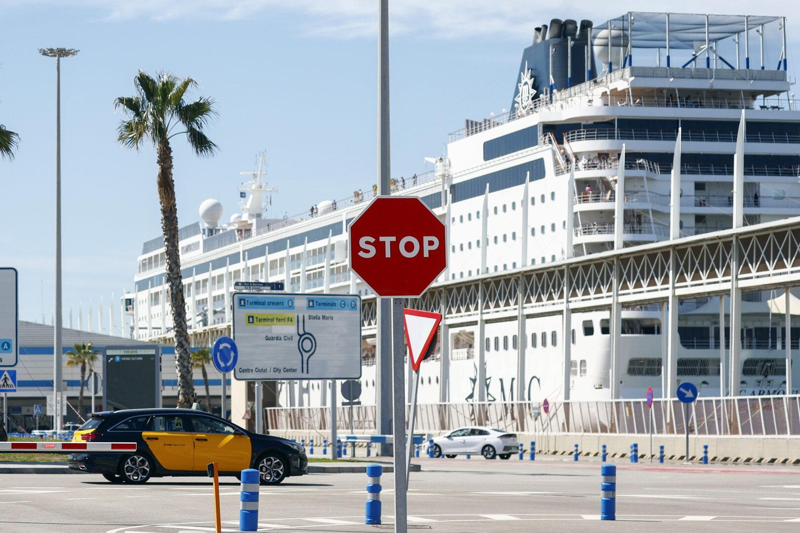 Gefälschte Visa: Kreuzfahrtschifft mit 1.500 Passagieren in Barcelona festgesetzt