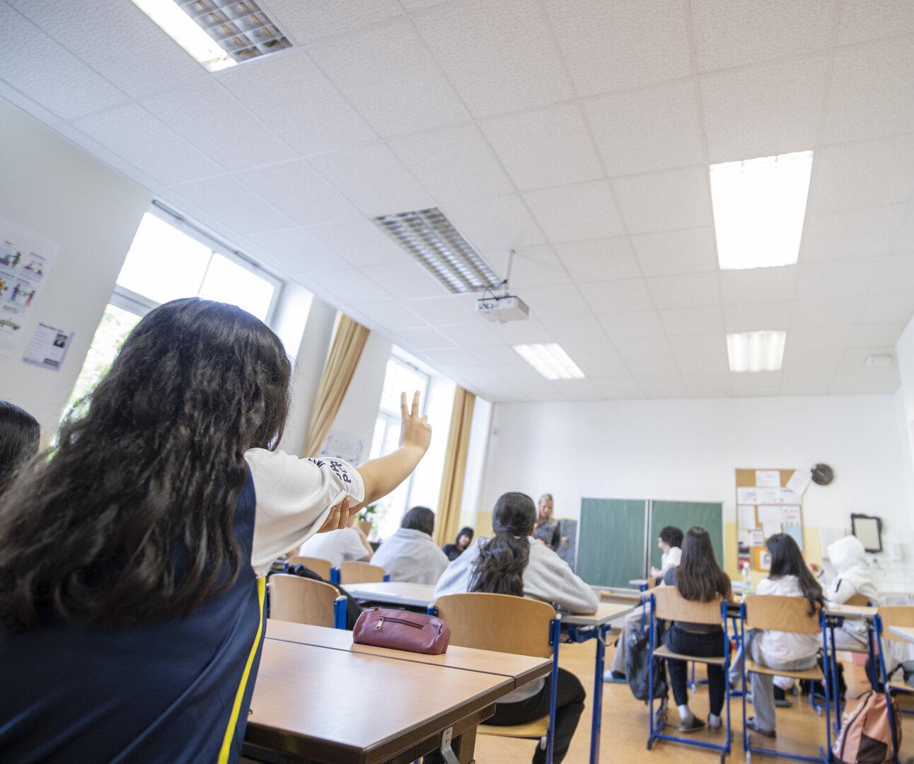 Raziskava TALIS 2024 razkriva zadovoljstvo učiteljev kljub stresu in pomanjkljivi pripravljenosti na prakso