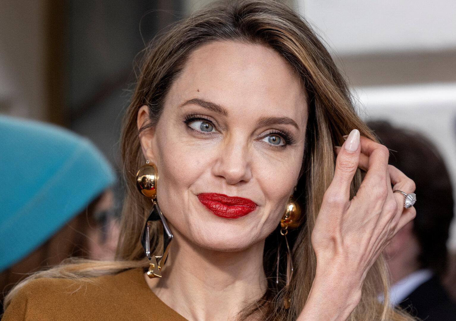 Neues Tattoo: Angelina Jolie trägt jetzt besondere 2 Worte unter der Haut