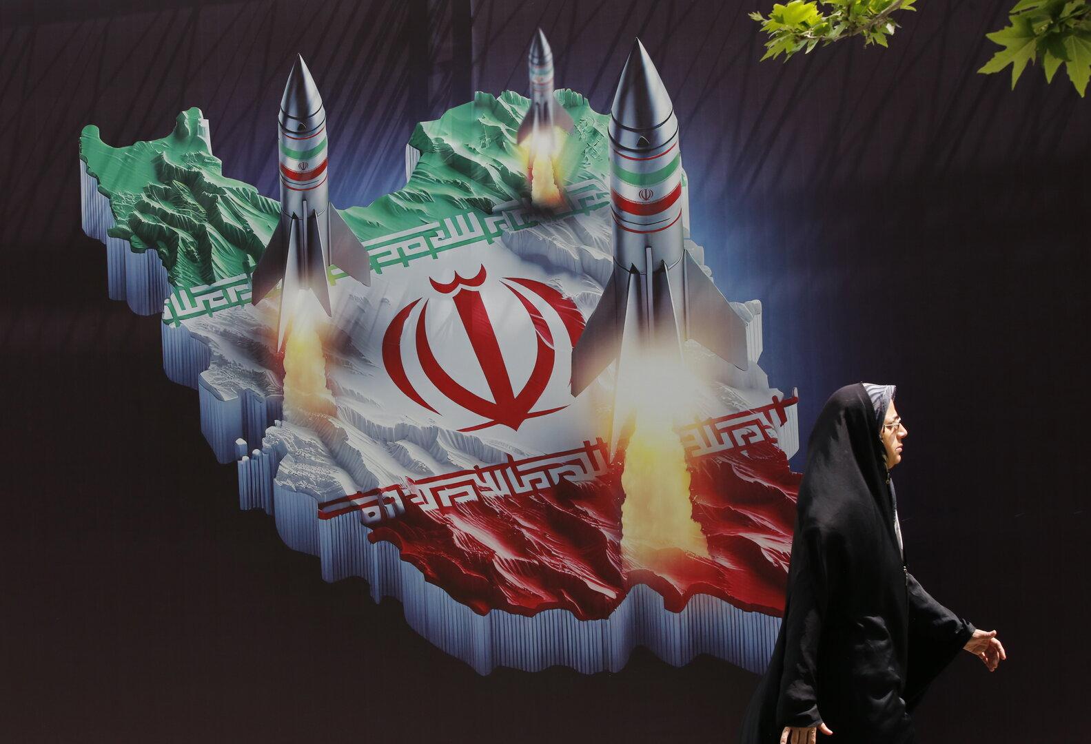 Ein Anti-Israel-Banner in Teheran zeigt iranische Raketen, am 16. April 2024.