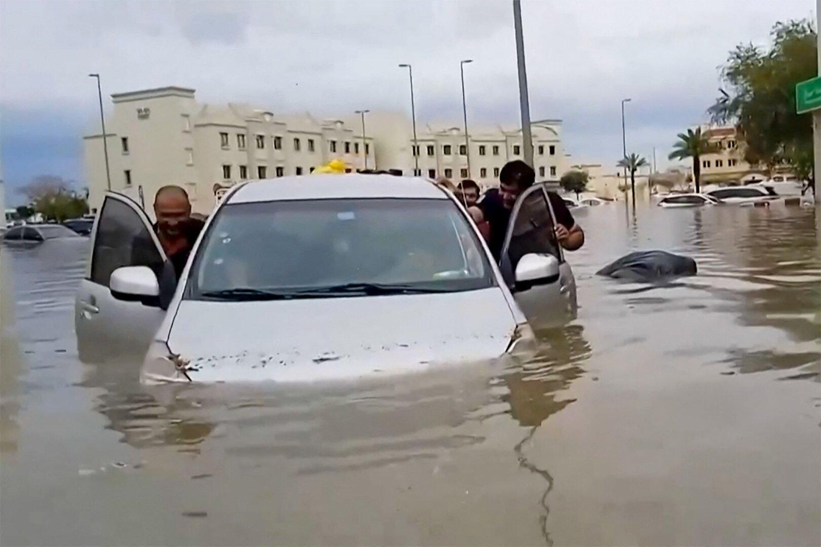 So viel Regen wie sonst in einem Jahr: Dubai unter Wasser