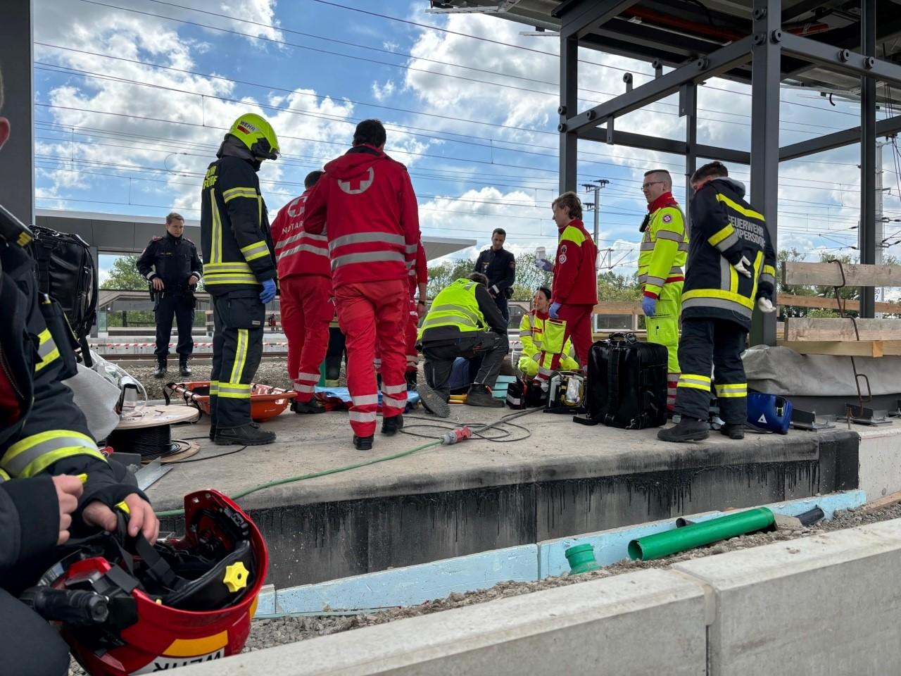 Arbeiter stürzte im Bezirk Baden aus drei Metern in die Tiefe