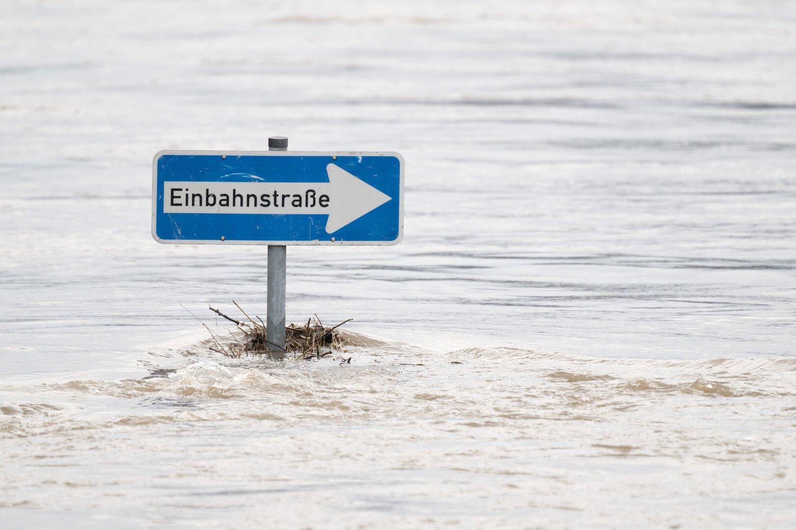 Ein „Einbahnstraße“-Schild steht im Hochwasser bei Wartberg.