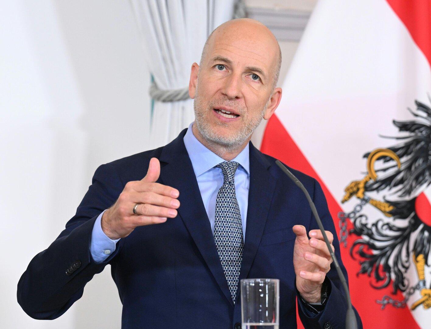 Minister Kocher: 10.000 Rot-Weiß-Rot-Karten bis Ende des Jahres