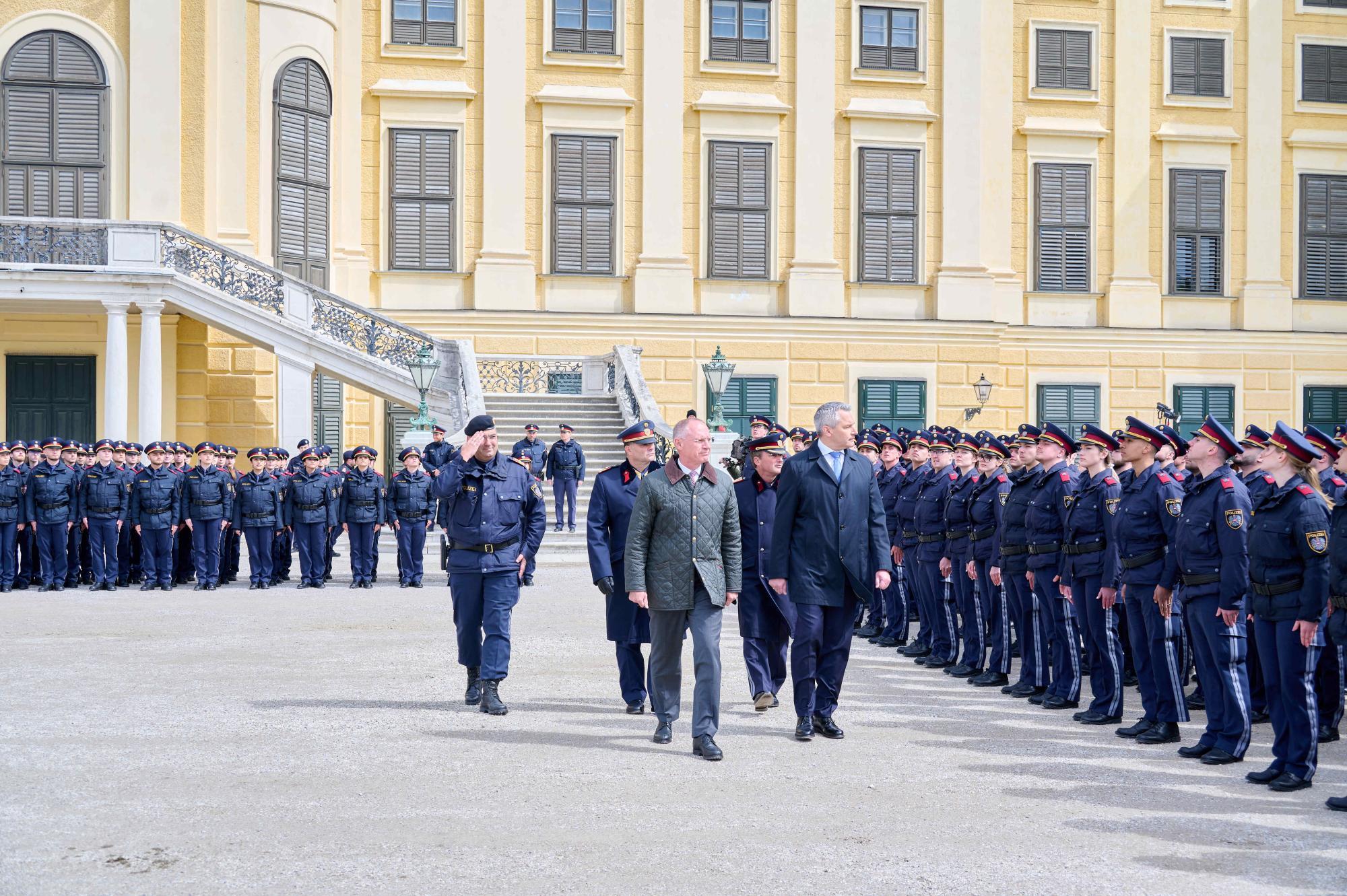 Innenminister bei Ausmusterung: 1.000 neue Polizisten für Wien geplant