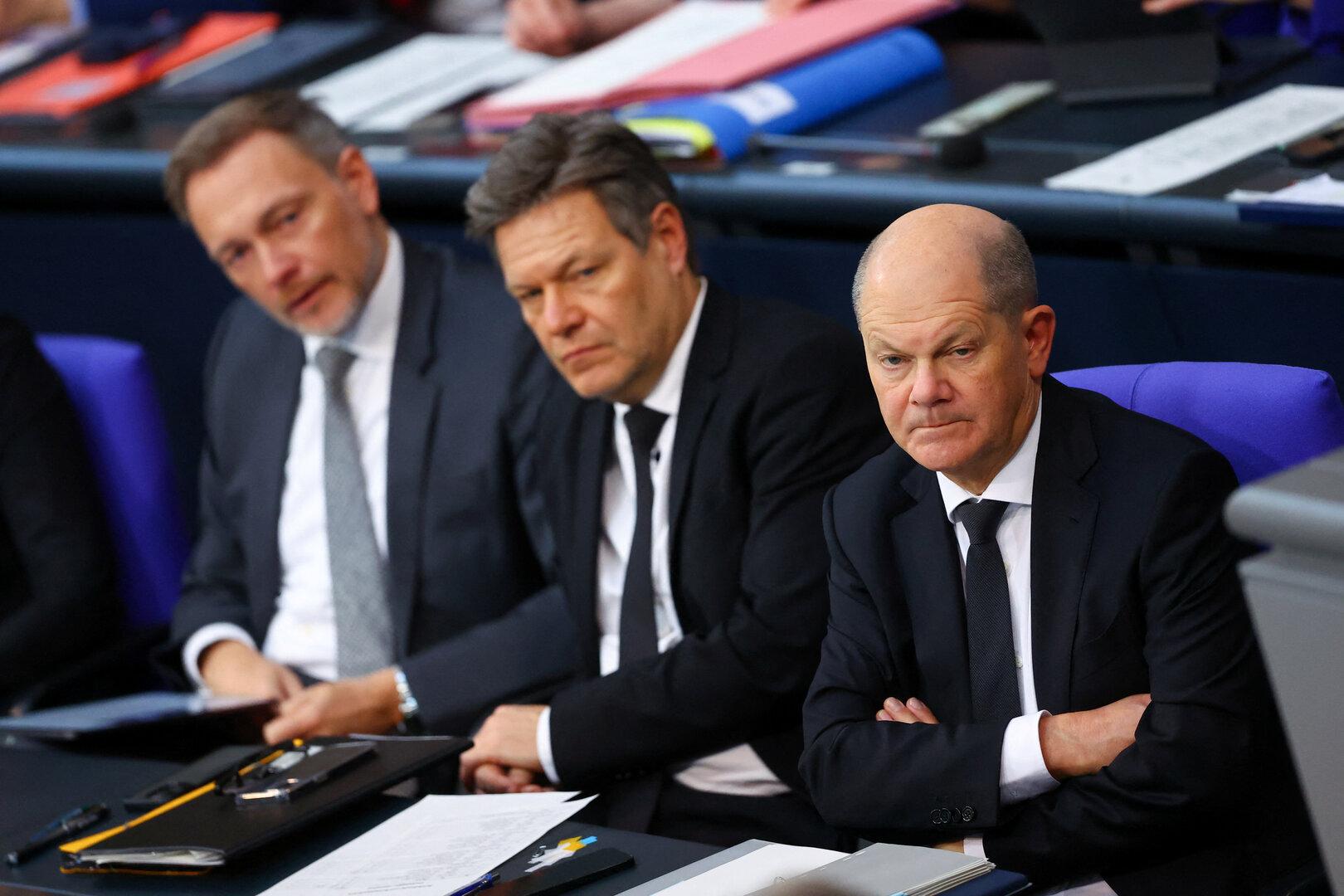 Die Ampel-Koalition im Bundestag: Christian Lindner (FDP), Robert Habeck (Grüne) und Kanzler Olaf Scholz (SPD) (vl.l).