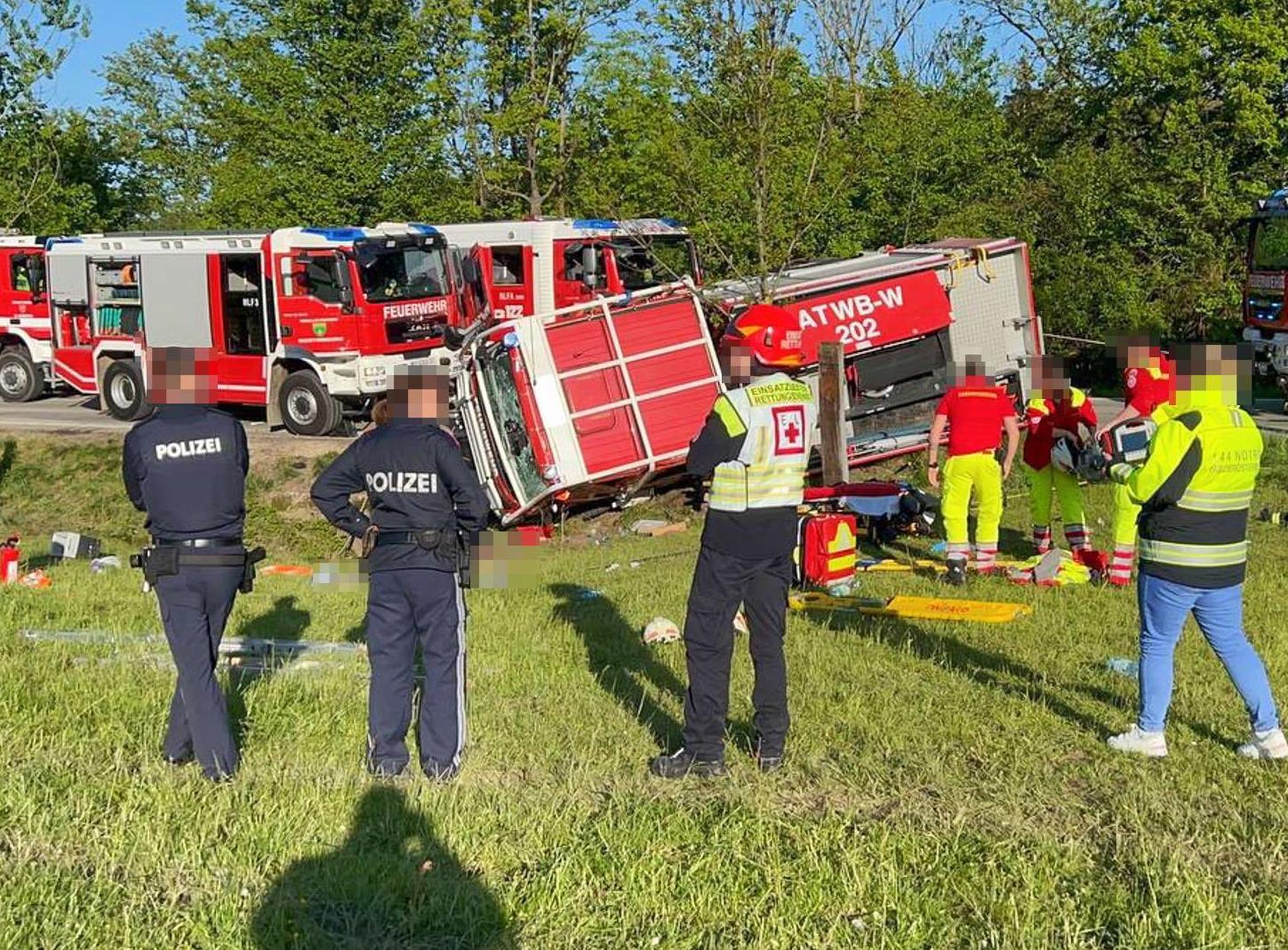 Feuerwehrauto in NÖ umgestürzt: Ein Toter, vier Personen verletzt