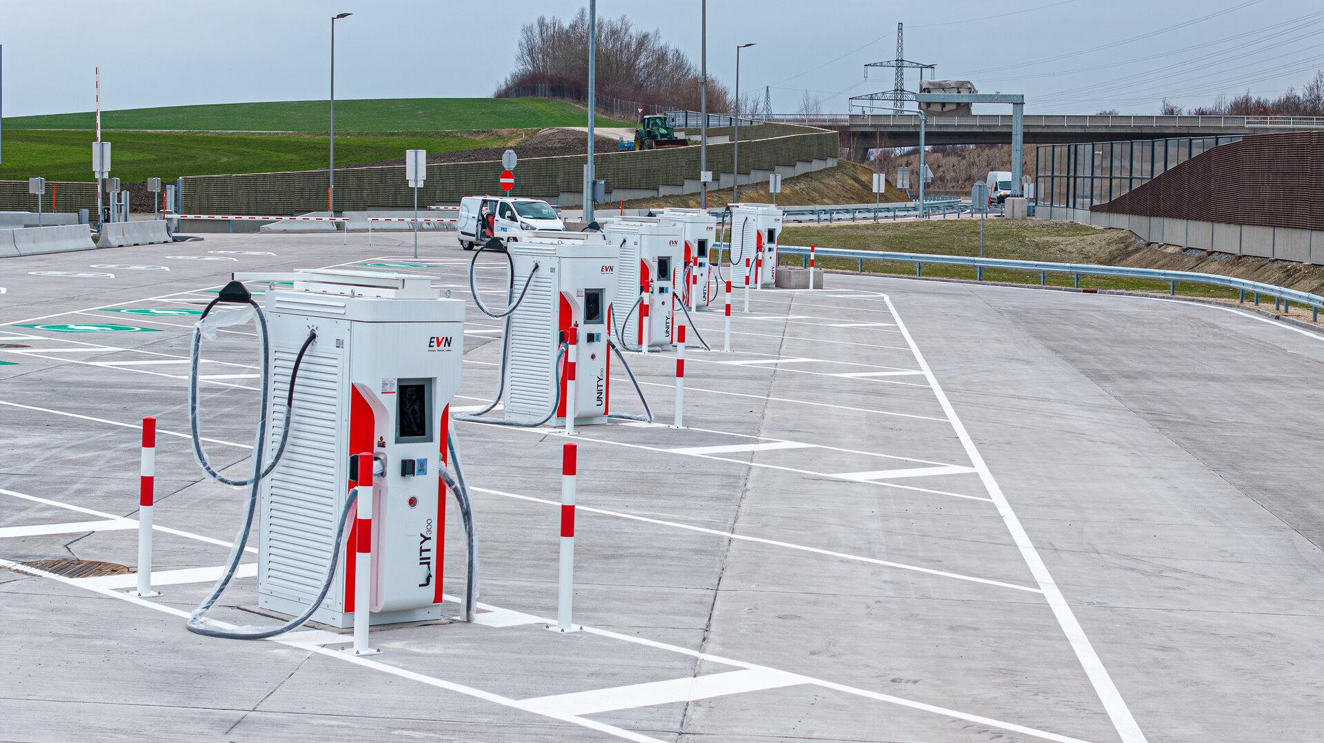 Autobahn-Tankstellen: Gebietsschutz soll wegen E-Ladestationen fallen