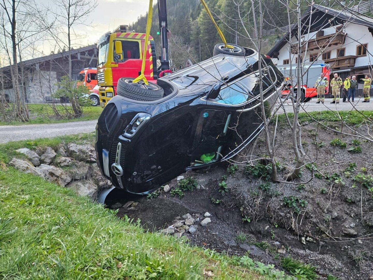 Einsatz in Tirol: 52-Jährige stürzte mit Auto in ein Bachbett