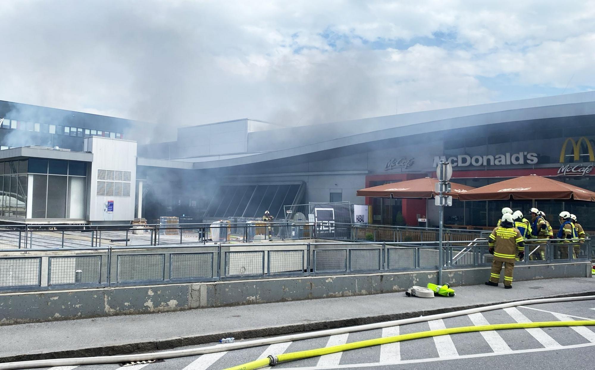 Mehrere Gebäude nach Großbrand in Wals-Siezenheim evakuiert