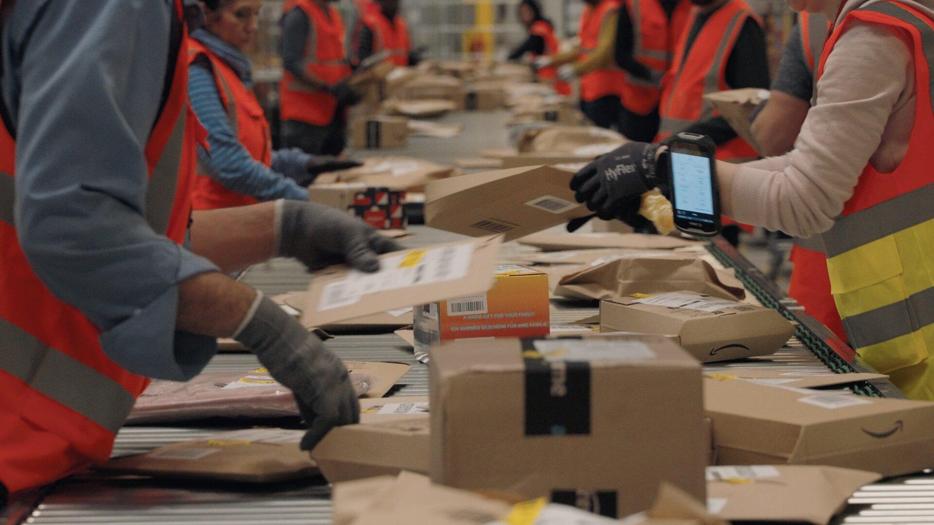 Arbeitsbedingungen bei Amazon: So fühlt sich Fließbandarbeit an