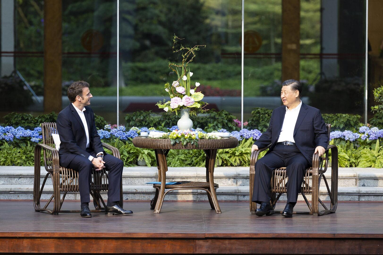 Frankreich Präsident Macron vor knapp einem Jahr in Peking bei Xi Jinping.
