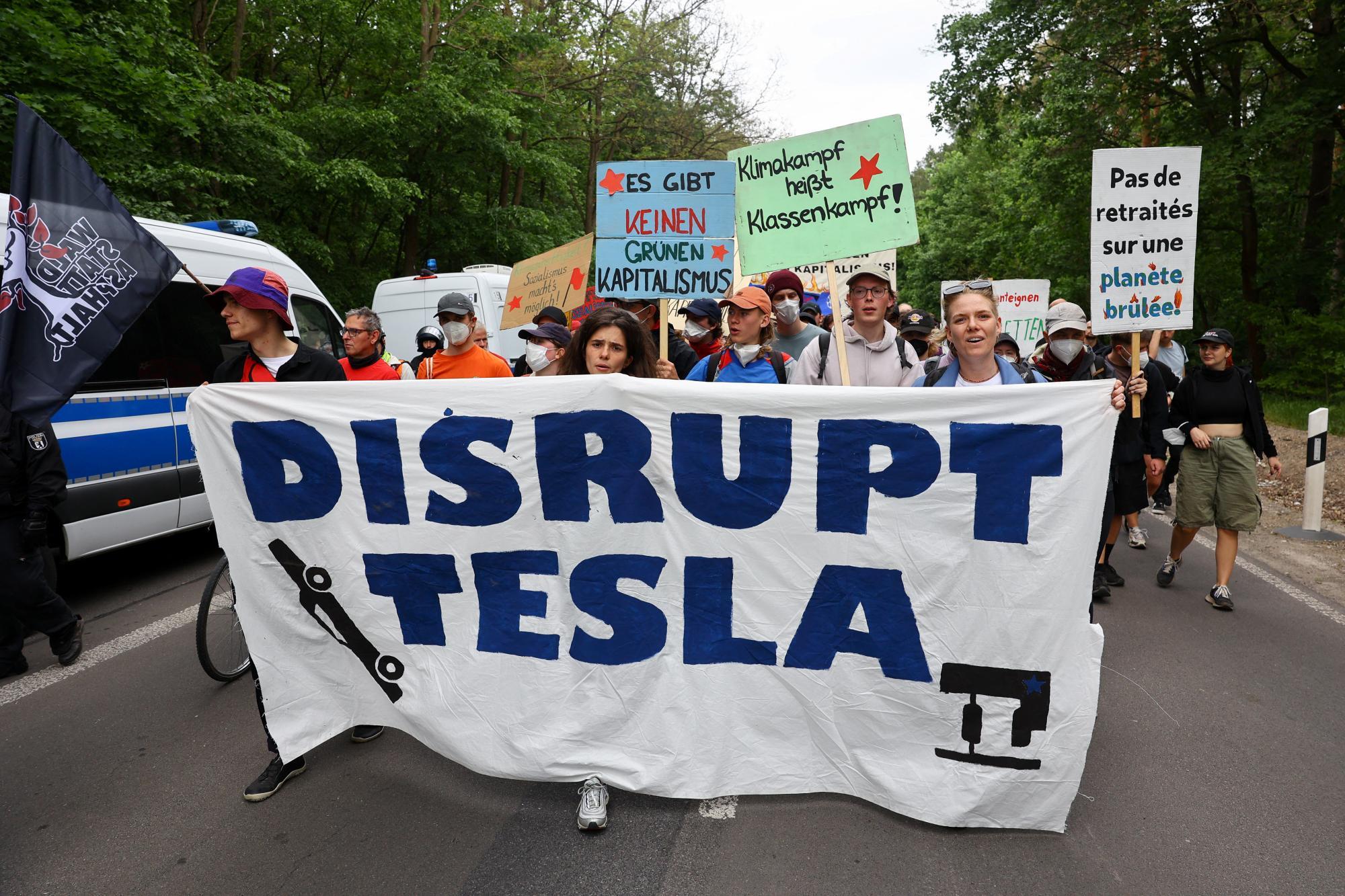 Hunderte demonstrierten in Deutschland gegen Tesla
