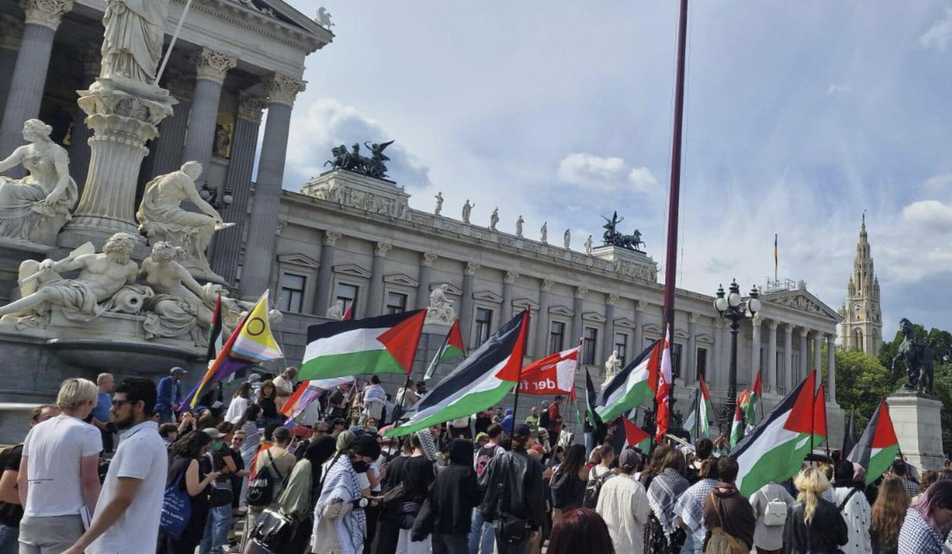 Anti-Israel-Kundgebung vor dem Wiener Parlament