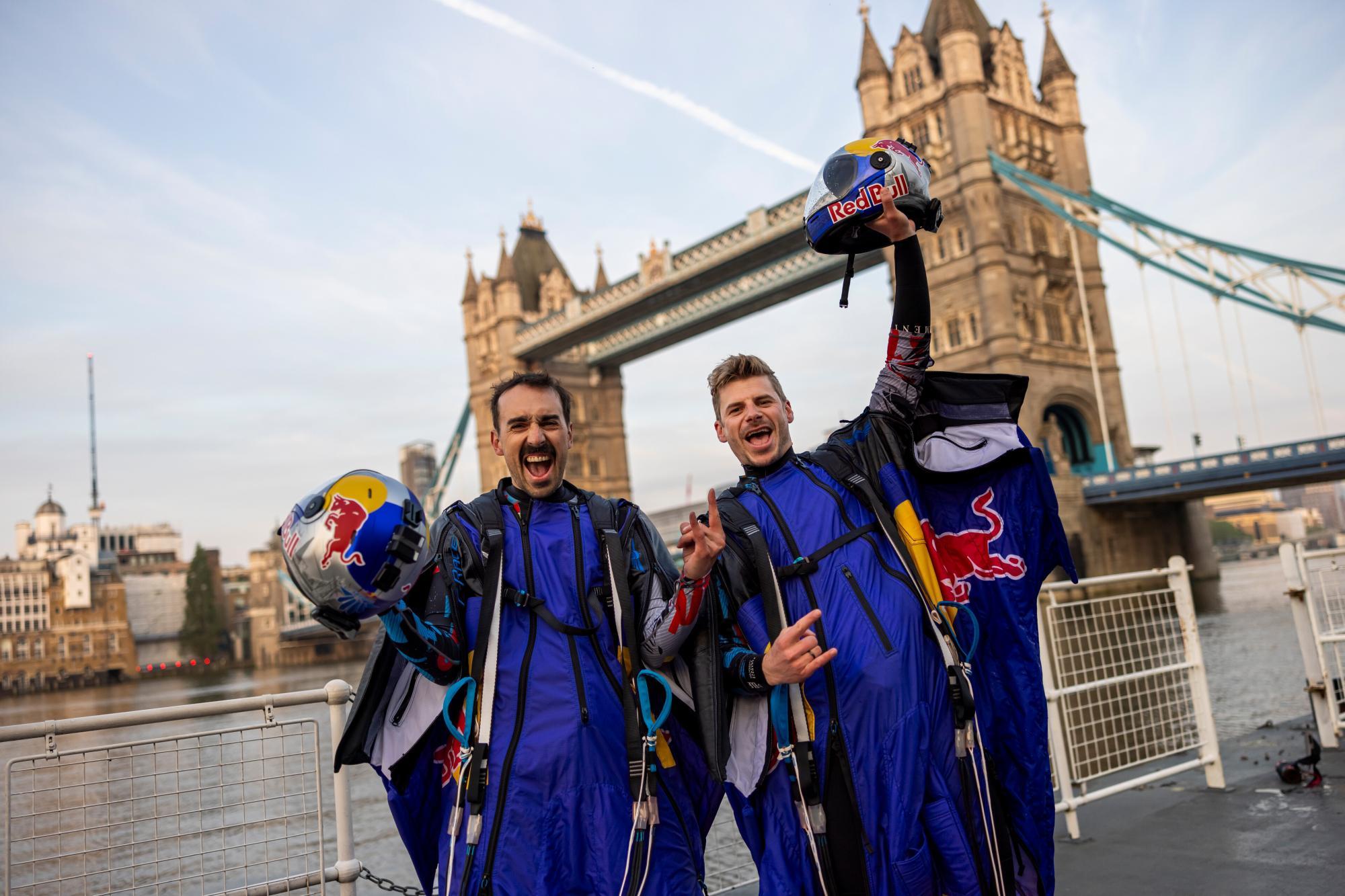 2 österreichische Skydiver fliegen durch Tower Bridge in London