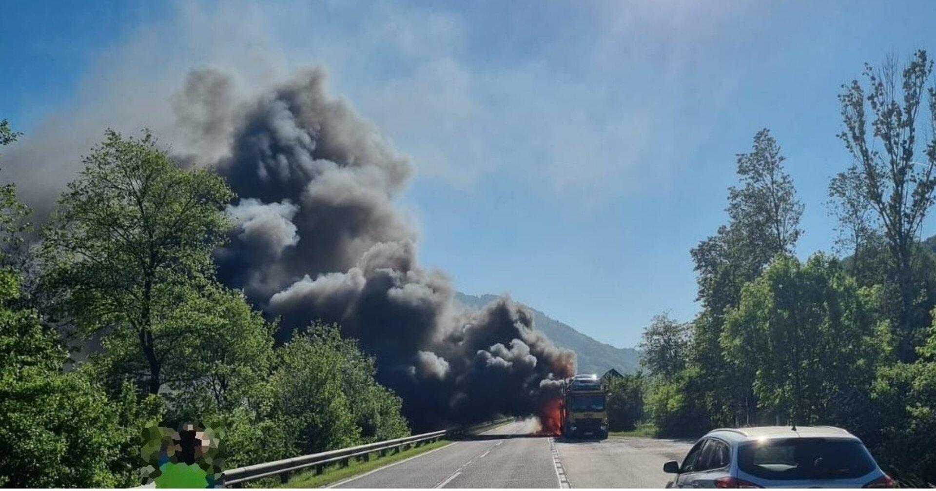 NÖ: Großbrand mit vier E-Autos auf Transportanhänger