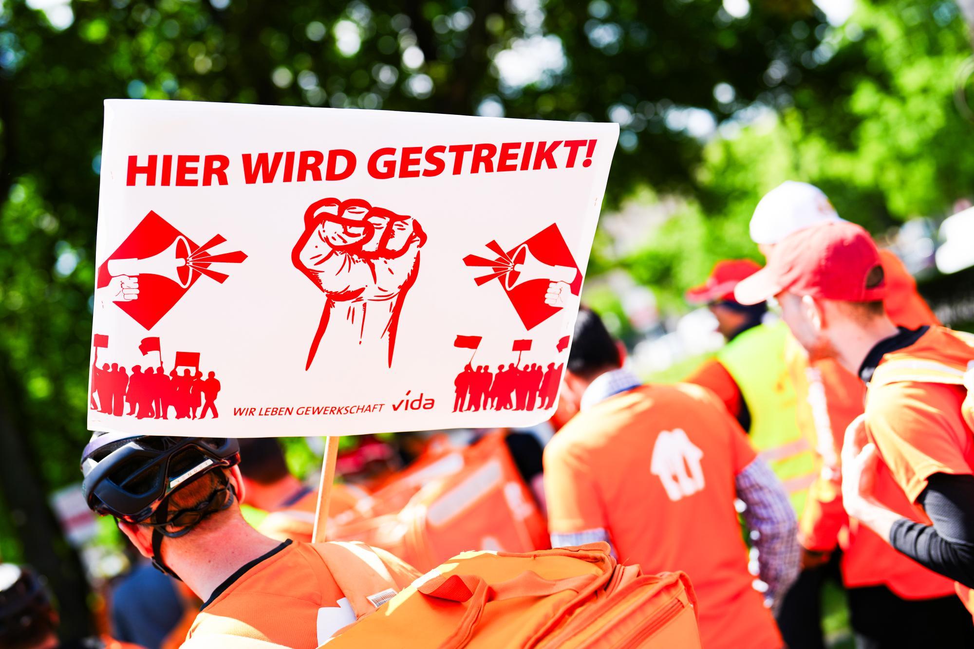 Streik statt Fußball: Fahrradboten demonstrieren während EM