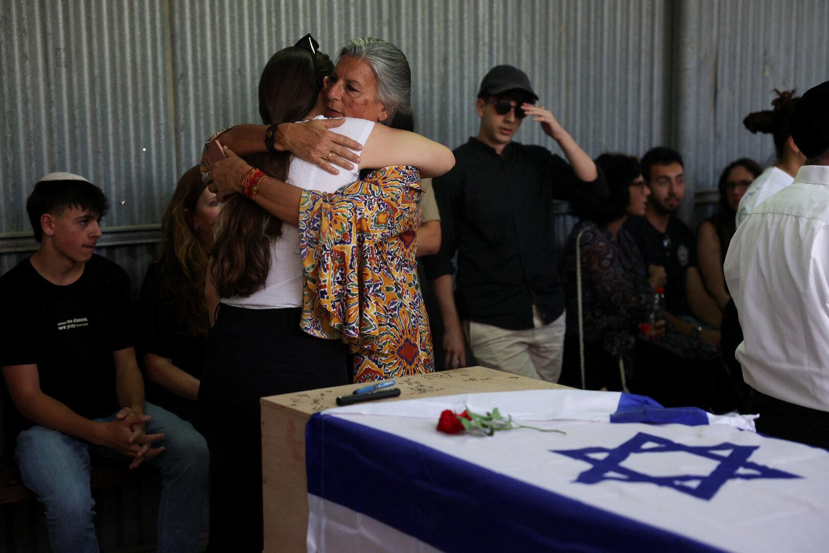 Hunderte Trauergäste bei Beisetzung von deutscher Hamas-Geisel Shani Louk