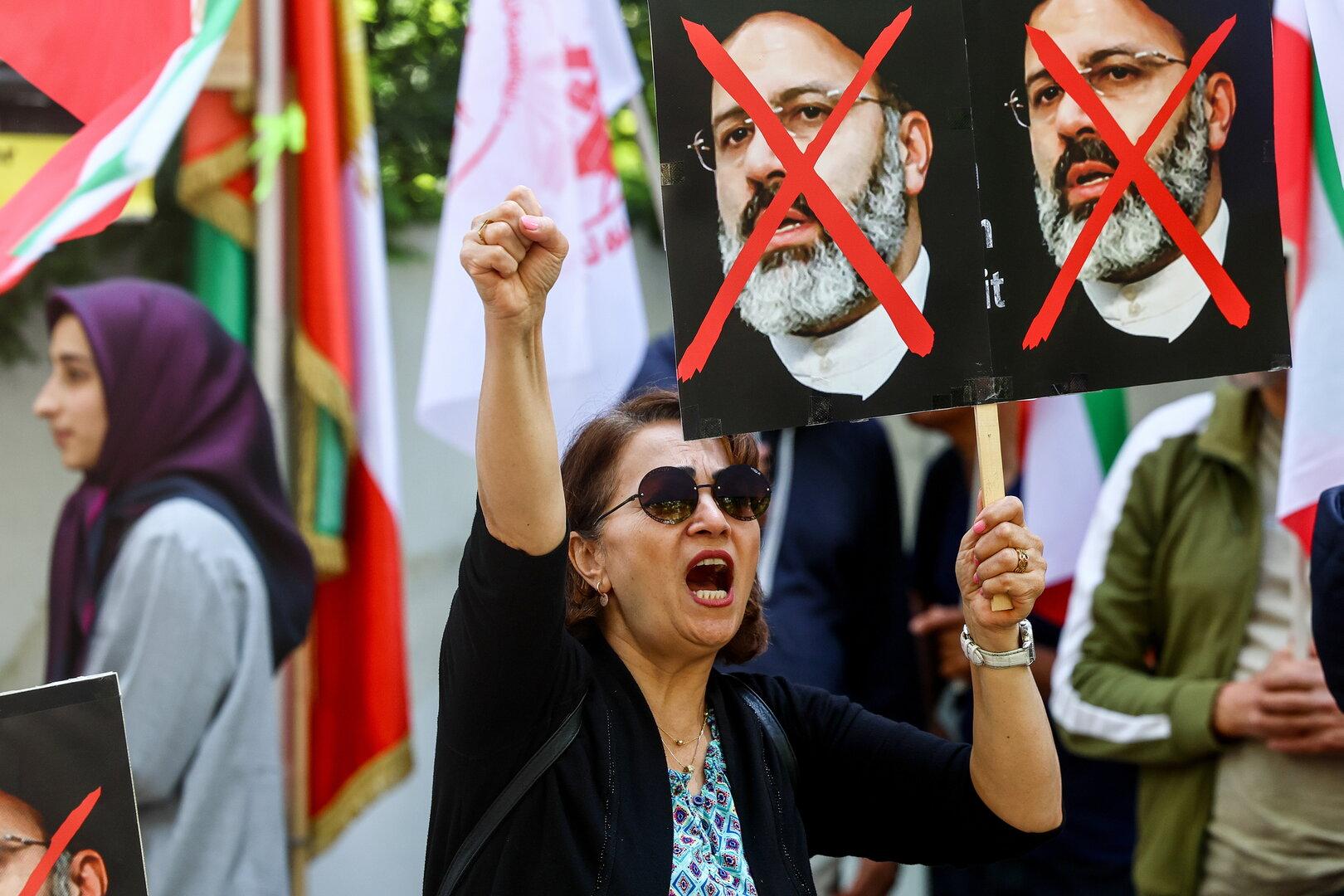 Tänze und Feuerwerke: Iraner weltweit feiern Tod von Präsident Raisi