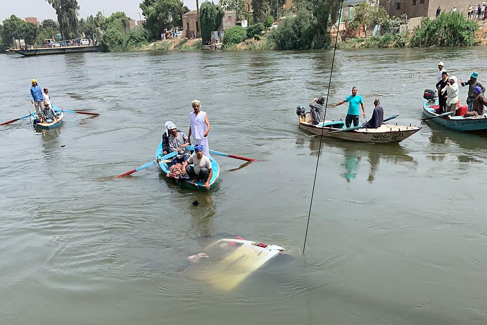Ägypten: Kleinbus stürzte von Fähre in Nil, mindestens zehn Tote 