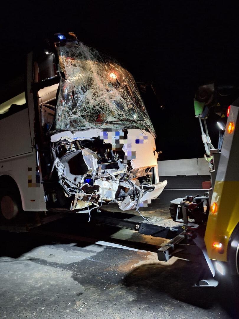 Unfall auf der A2: Reisebus kollidiert mit Gefahrenguttransporter