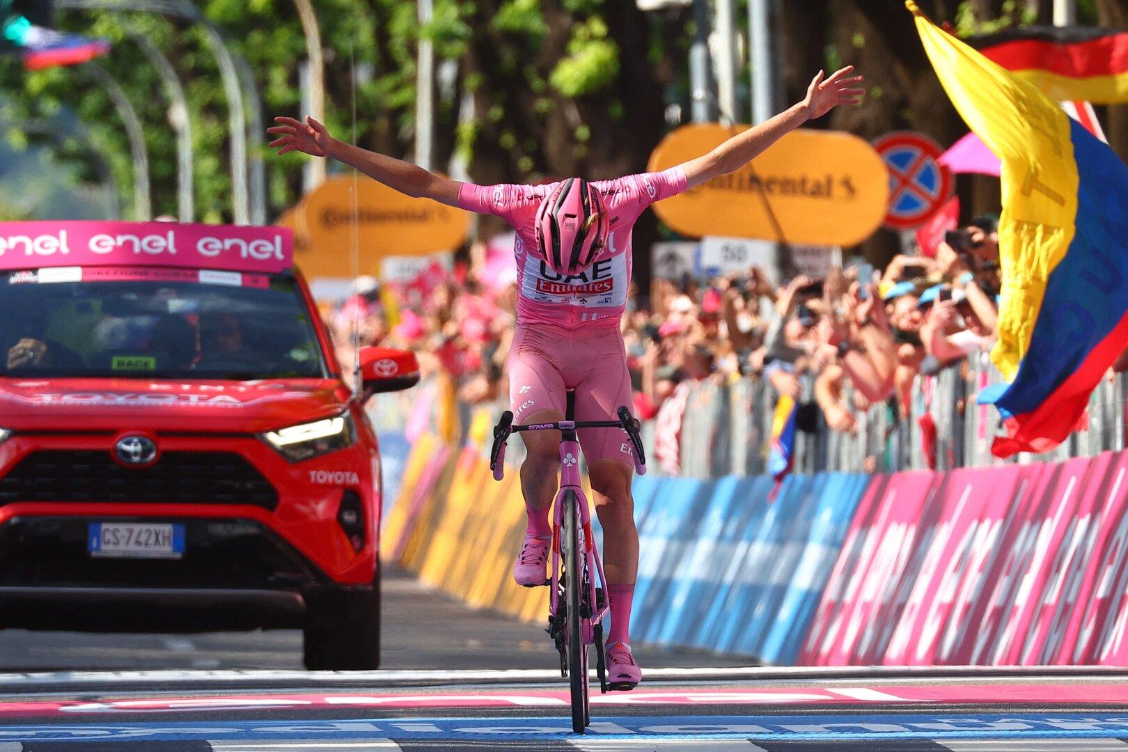 Tadej Pogacar spielt sich beim Giro d'Italia mit der Konkurrenz